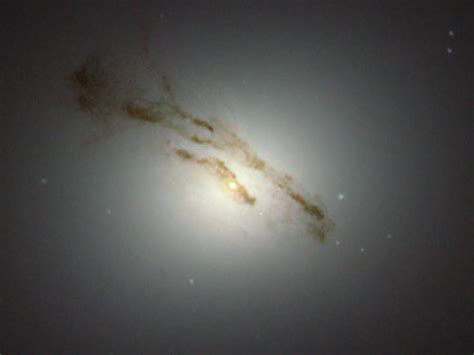 Hubble Space Telescope Sees Mysterious Galaxy Messier 84 | Sci.News