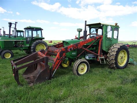 John Deere 4010 tractor w/DuAl 320 loader