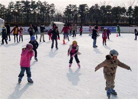 Wisconsin Winter Activities :: Ice Skating, Skiing, Tubing Oh My!