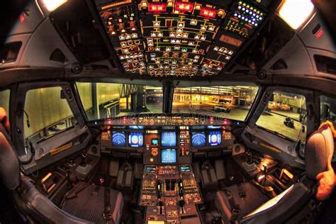 Cockpit Airbus-A330 nachts stockfoto. Bild von cockpit - 14840668