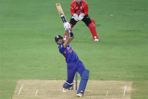 Virat Kohli drills a six straight down the ground | ESPNcricinfo.com