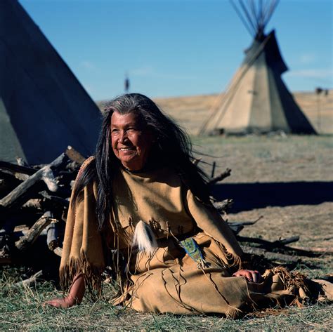 Dances with Wolves (1990) | Dances with wolves, Lakota woman, Native ...