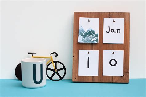 DIY Desk Calendar with a Free Calendar Printable - YES! we made this