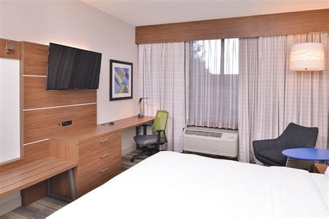 HOLIDAY INN EXPRESS & SUITES INDIANAPOLIS DTN-CONV CTR AREA, AN IHG HOTEL $107 ($̶1̶4̶4̶ ...