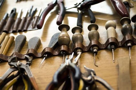 5 Best Awls For Leather Work: Ultimate Guide With Pros & Cons – FavoredLeather