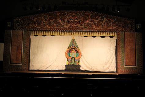 Panggung Wayang Dalam Bahasa Melayu