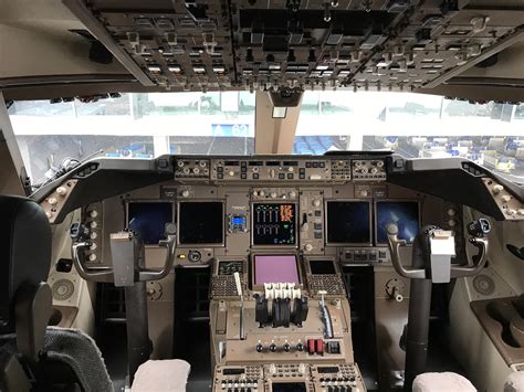 Cockpit of a Lufthansa 747-8 : r/aviation