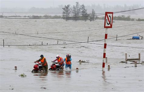 Typhoon Doksuri batters Vietnam: Flooding, loss of power and houses ...