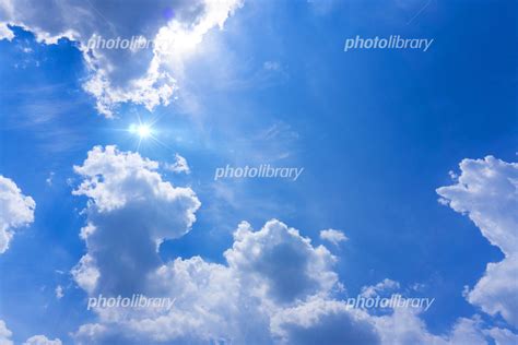 晴れた日の青空と雲と太陽の光の背景 写真素材 [ 6925823 ] - フォトライブラリー photolibrary