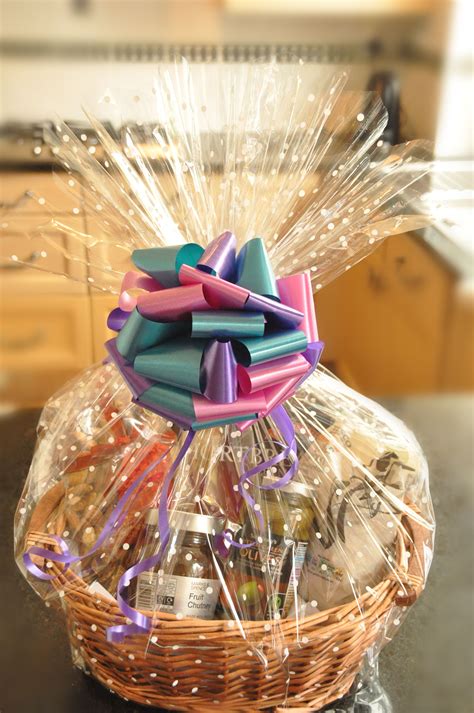 Hampers & gift baskets - create your own luxury baskets with our step by step instructi ...