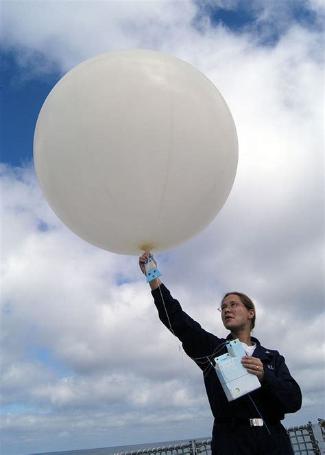 Weather balloon launch - Posted on October 24th, 2014 by Anna Versluis