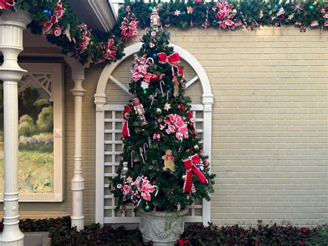 PHOTOS: First Christmas Decorations Arrive at Magic Kingdom for 2023 ...