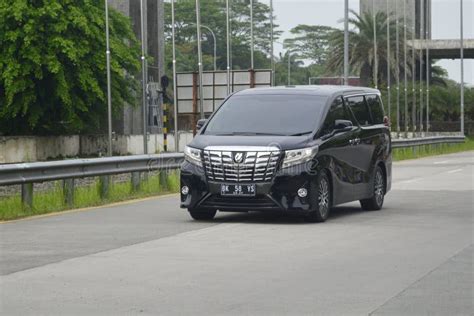 Toyota Alphard 2022 editorial image. Image of sedan - 268079975