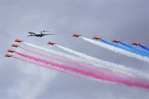 RAF Sentinel and the Red Arrows fly in formation at RAF Scampton Airshow 2017 [2048 x 1366] : r ...