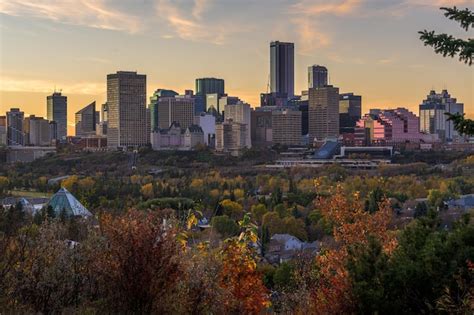 Premium Photo | Mesmerizing view of a beautiful Edmonton Skyline at ...