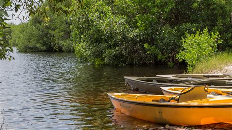 What Is Canoe Camping? - Getaway Couple