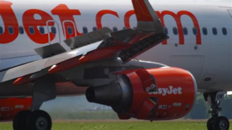 EasyJet Airbus A320 landing 8202141 Stock Video at Vecteezy