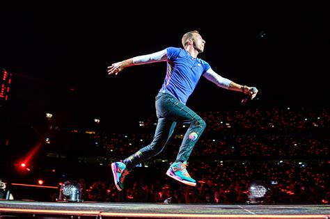 Chris Martin running on stage : ColdplayPics