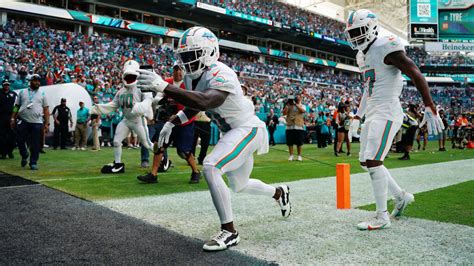 Tyreek Hill uses cellphone to record backflip touchdown celebration