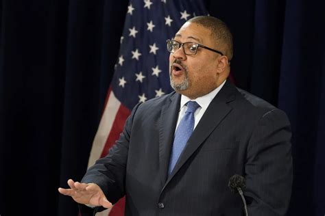 NYC DA Alvin Bragg Poised for Re-Election Despite Crime Policies Backlash