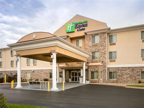 Affordable Hotels in Clinton, Iowa | Holiday Inn Express & Suites Clinton