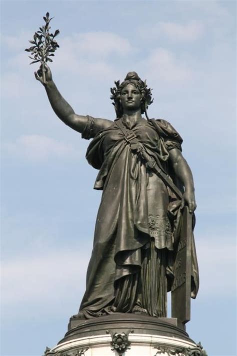 Marianne symbole | Marianne, a French National Symbol at Place de la Republique | Statue, Greek ...