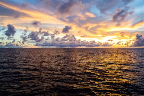 Middle of the Pacific Ocean at Sunset [OC] [5760x3840] Pacific Ocean ...