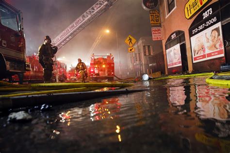 'Tower of fire' destroys L.A. apartment complex under construction - Los Angeles Times