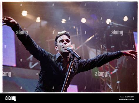 Robbie williams singer Cut Out Stock Images & Pictures - Alamy