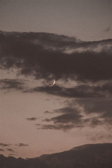 Crescent Moon in the Night Sky · Free Stock Photo