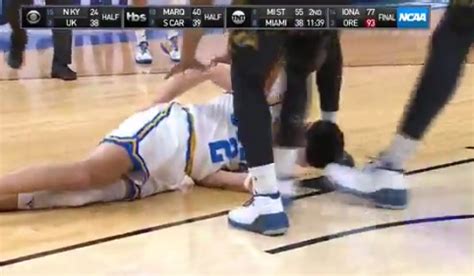 Lonzo Ball suffers hip injury after hard fall (Video) | Larry Brown Sports