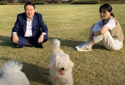 First lady drops by Yoon's office with pet dogs - The Korea Times