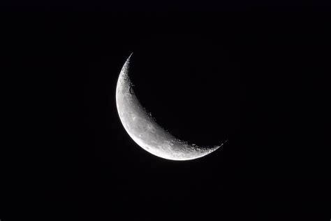 Tonight's waning crescent Moon (22%) : r/astrophotography