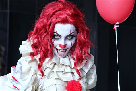 2560x1707 / Red Hair, Clown, Pennywise (It), Woman, Balloon, Cosplay ...