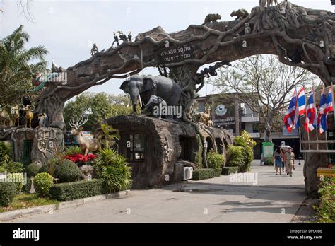 Zoo entrance gate hi-res stock photography and images - Alamy