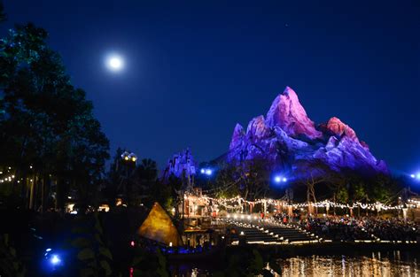 Everest at night is quite a sight to see. : r/WaltDisneyWorld