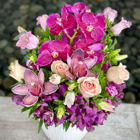 Flower Arrangements With Roses and Lisianthus - Flower Lab