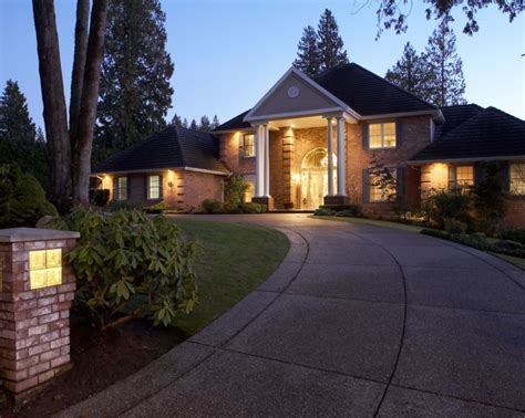 Driveway lighting ideas: 10 solutions to light the way home | Gardeningetc