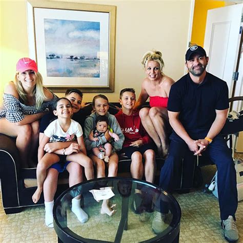 Britney Spears, Jamie Lynn Spears and Kids Pose for Family Photo