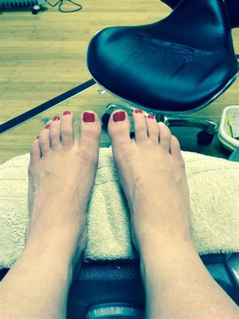 Laura Hamilton Feet (17 photos) - celebrity-feet.com