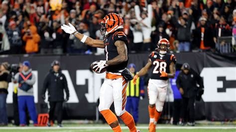 Bengals’ Joe Burrow finds Ja’Marr Chase for 7-yard touchdown | The Game ...