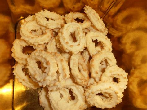 Vanilla Wreaths - a danish traditional Christmas cookie - Postej & Stew