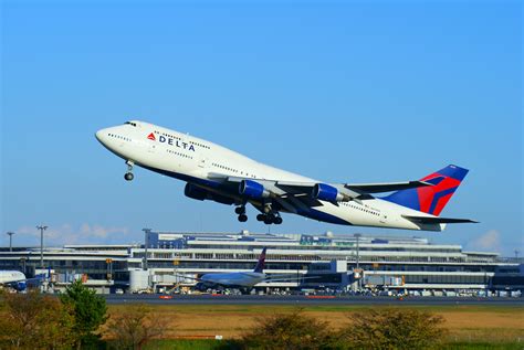 File:DELTA Airlines B747-400 departing from Tokyo Narita Airport.JPG ...