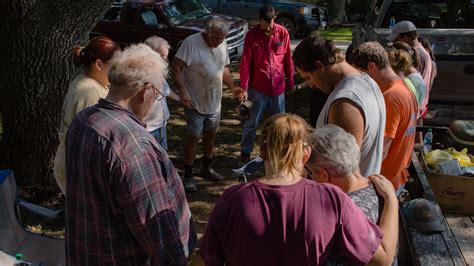 The Prayer Circle: Texans Rebuild After Harvey as a Practice of Faith - The New York Times