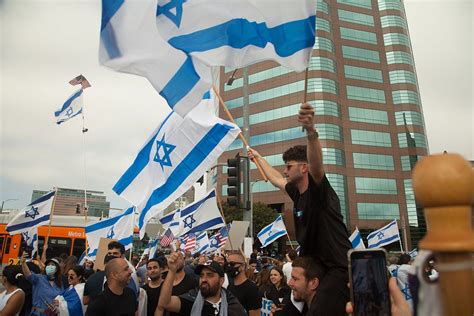 While Rockets Rain on Israel, Hundreds Rally in Los Angeles to Show Support for Israel