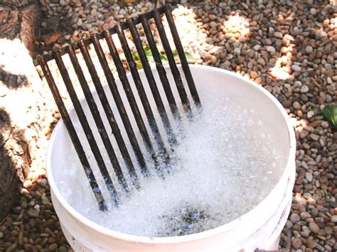 How to Clean a Barbeque Grill in 15 Minutes | how-tos | DIY