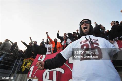 Fan Pay Photos and Premium High Res Pictures - Getty Images