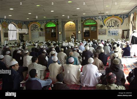 Imam leads prayers and devotion at Luton Mosque Bedfordshire UK Stock Photo - Alamy