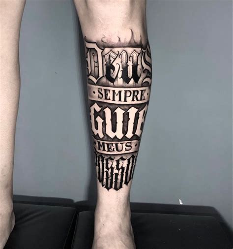 Tatuagem frases na perna. “Deus sempre guia meus passos.”