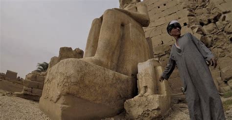 Tour Guide at the Karnak Temple Complex near Defaced Statue · Free Stock Photo